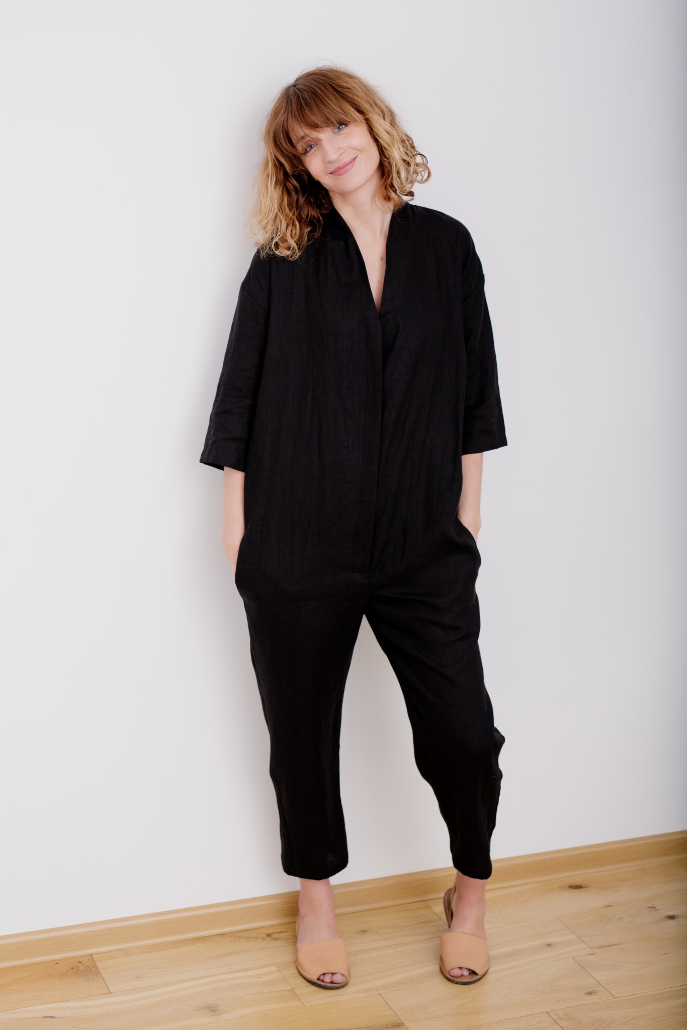 V-neck jumpsuit in black linen – OffOn