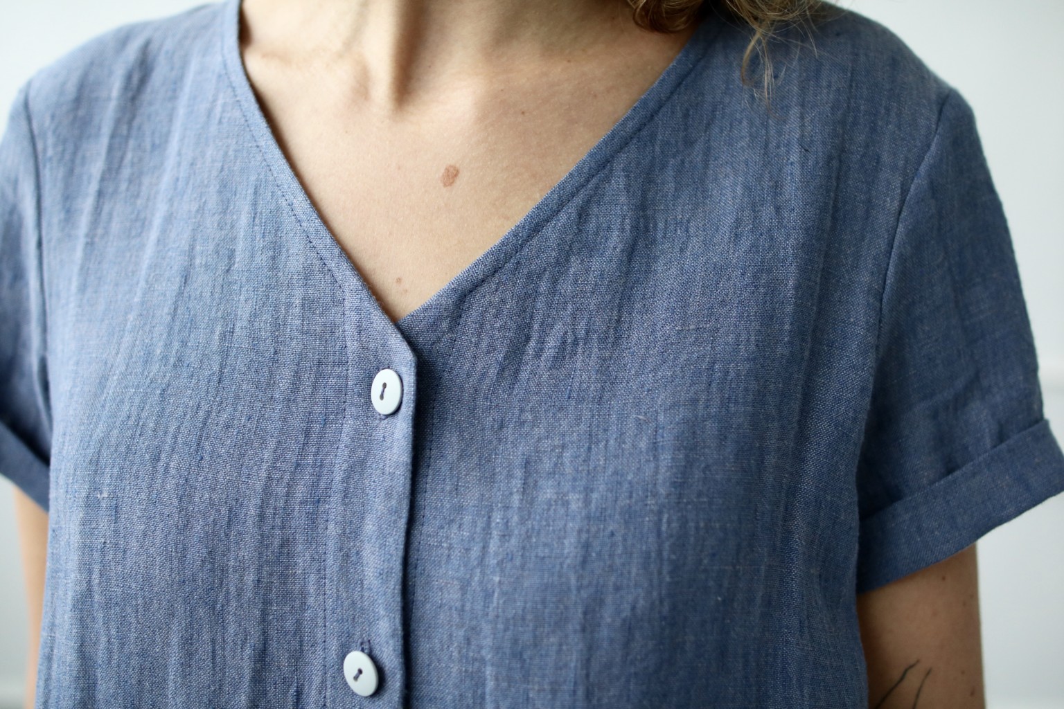Linen dress with button closure – OffOn
