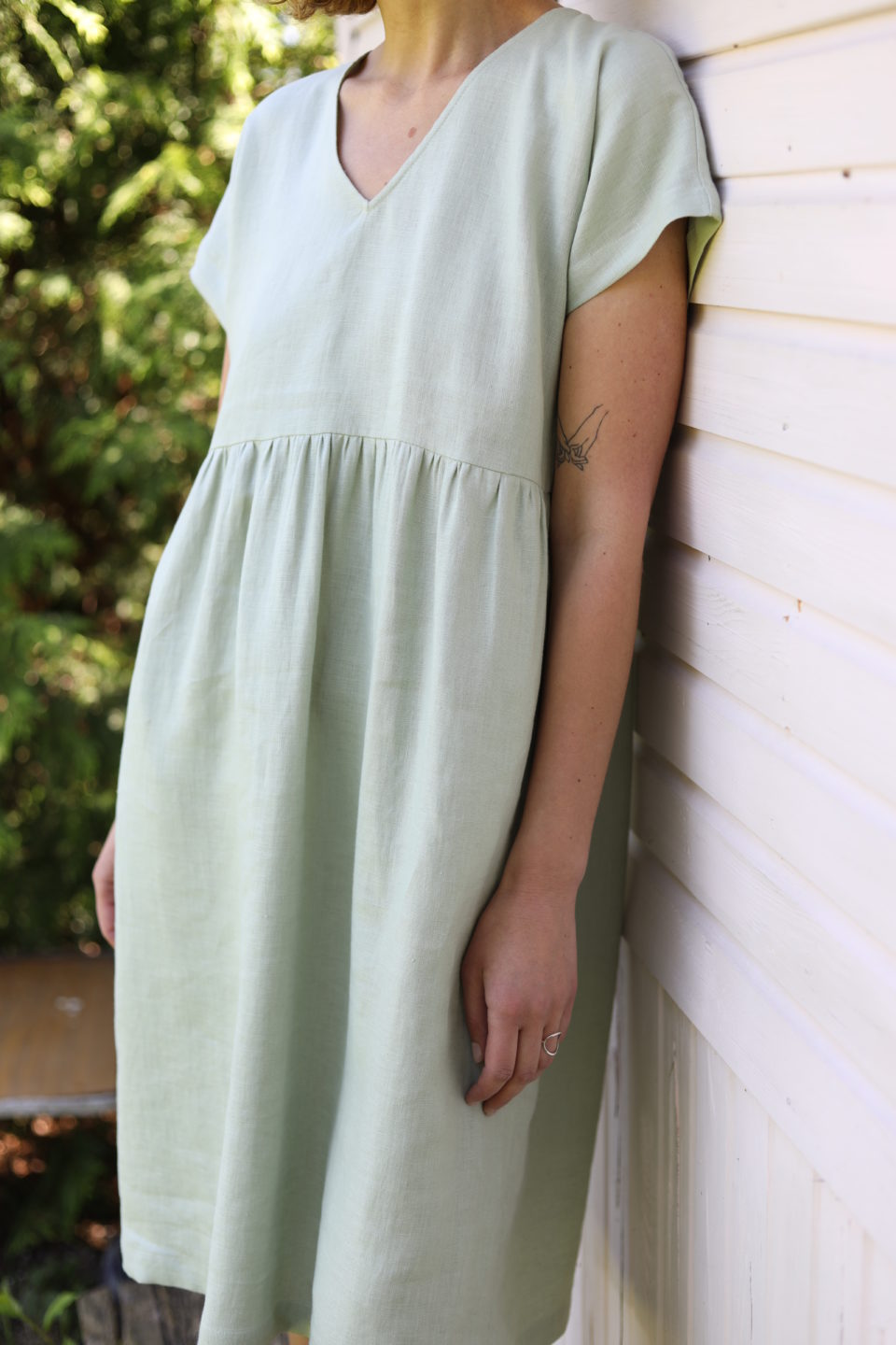 V-neck linen dress in sage green color – OffOn