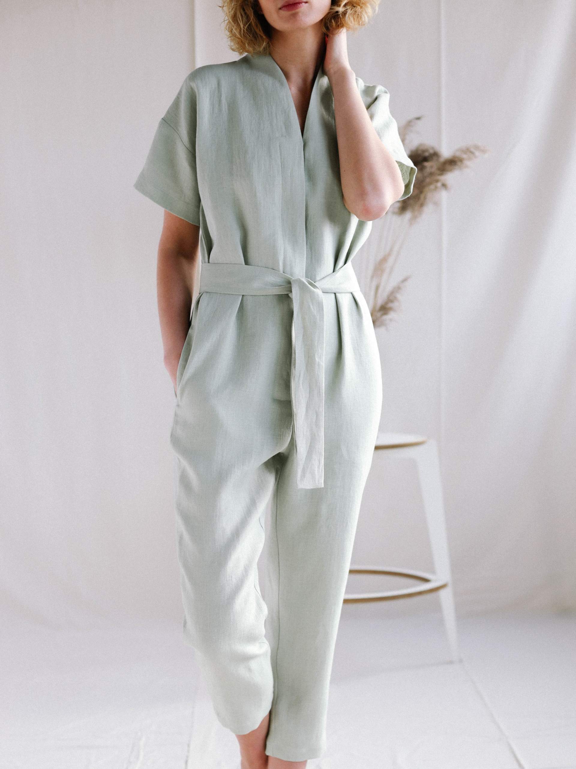 Short sleeved linen jumpsuit with a tie-belt – OffOn