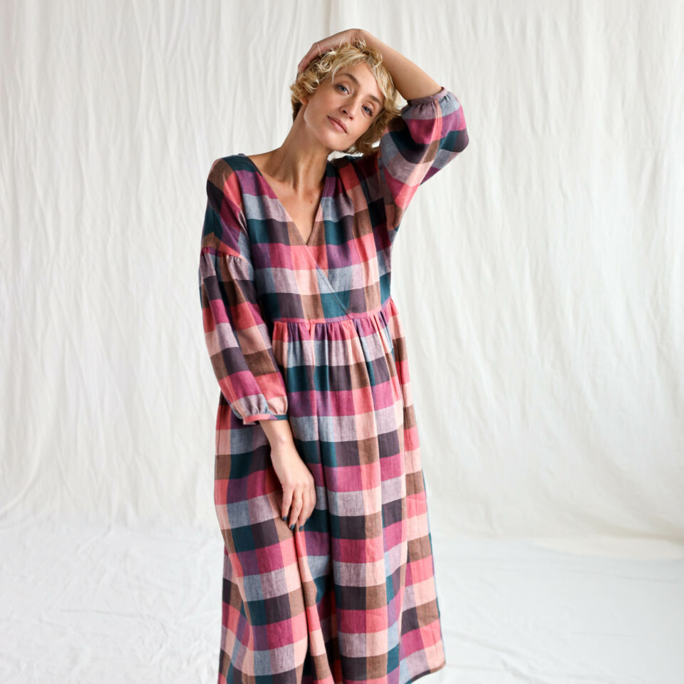 Linen V-neck puffy sleeve dress in checks | Dress | Multicolored checks | Sustainable clothing | OffOn clothing