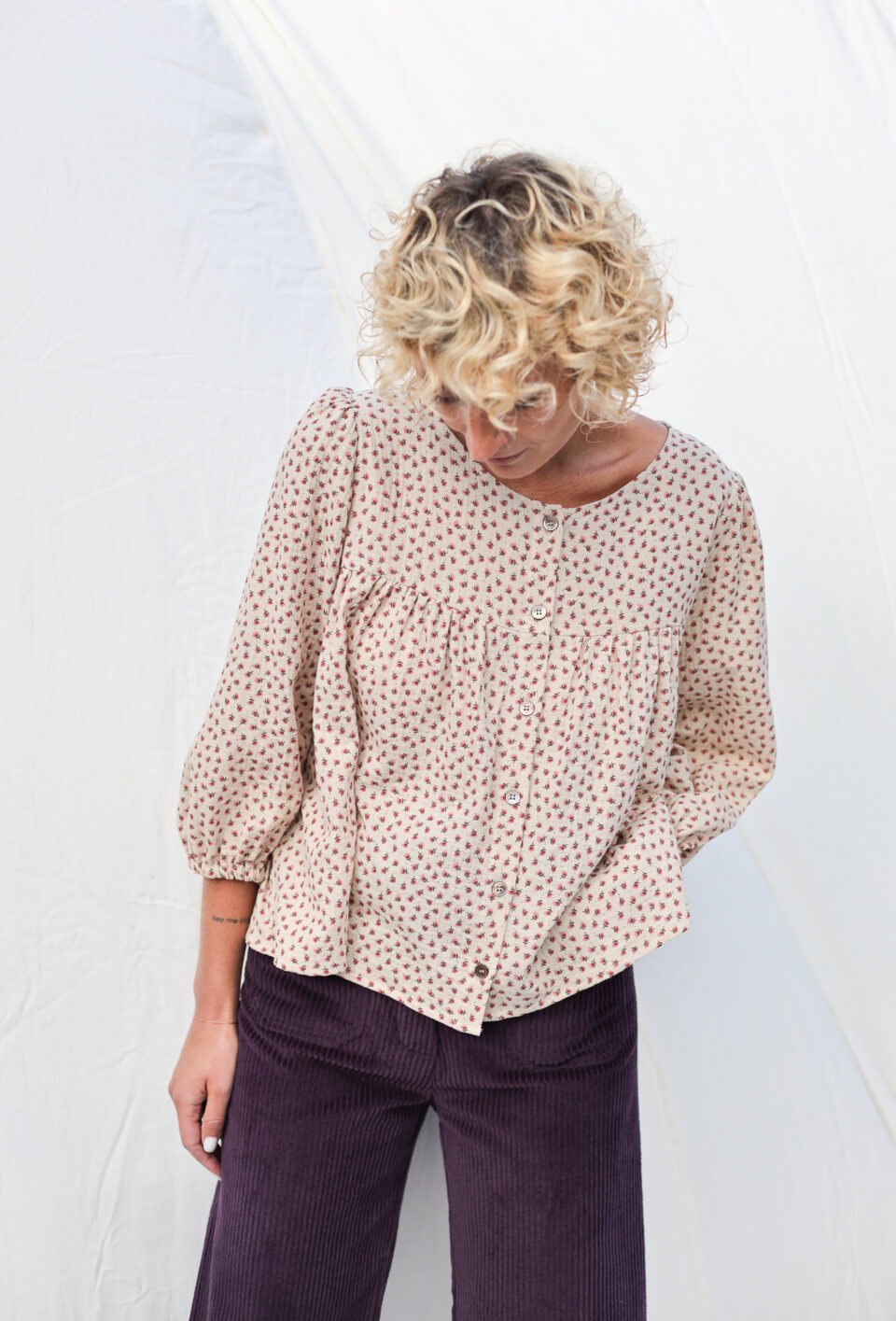 Puff sleeve blouse in double gauze floral cotton | Top | Sustainable clothing | OffOn clothing