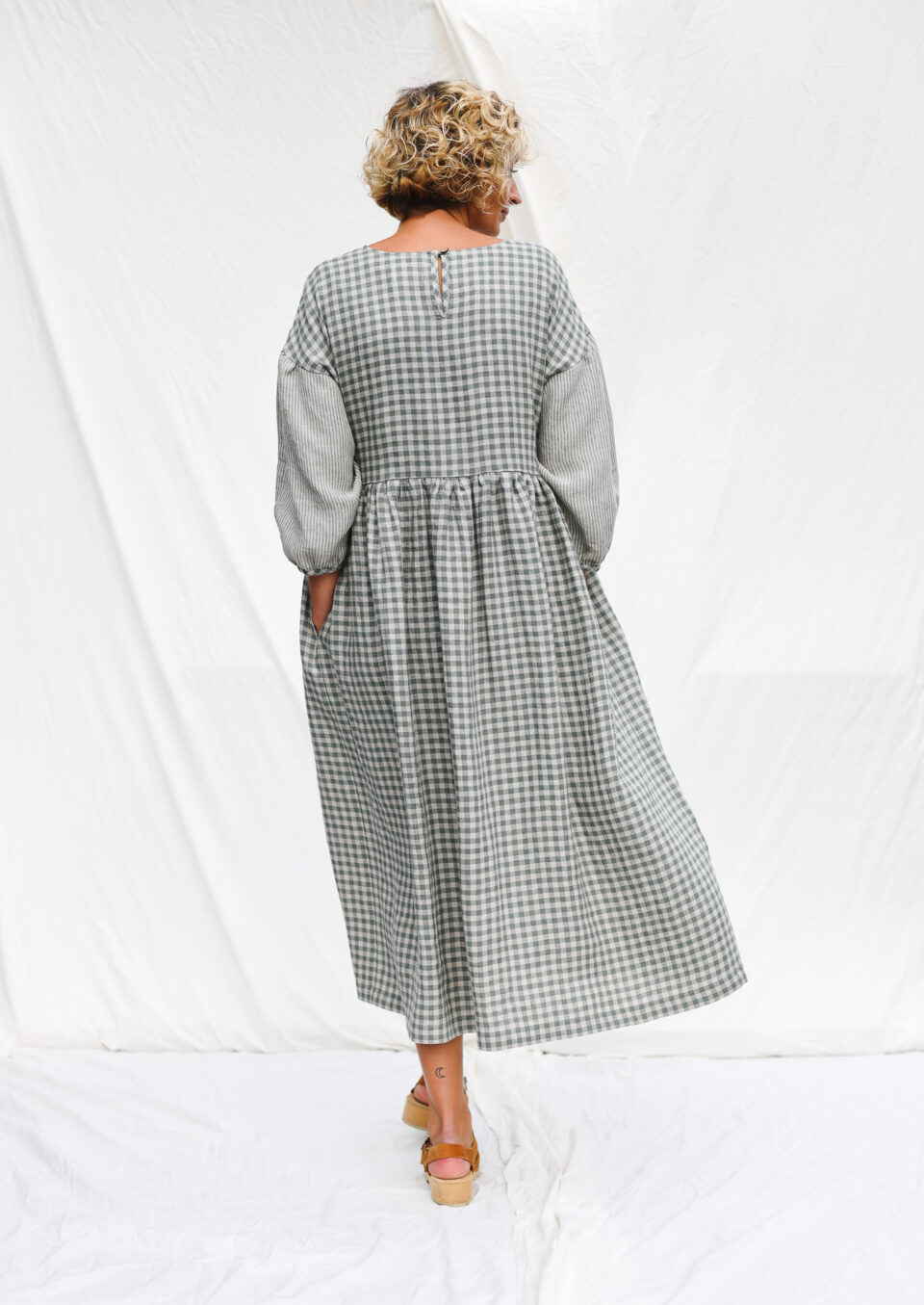 Gingham linen dress with contrasting striped puffy sleeves PERLA – OffOn
