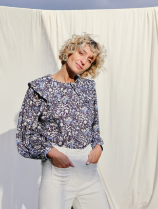 Long sleeve puritan collar blouse in silky floral cotton LUCIA | Top | Sustainable clothing | OffOn clothing