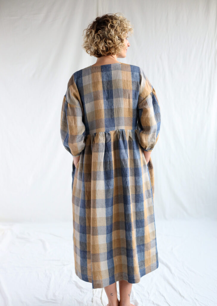 Linen V-neck dropped shoulders dress in blue multi checks – OffOn