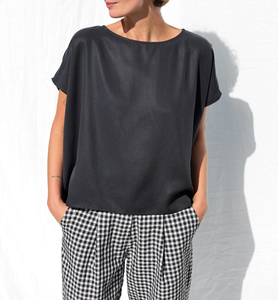 Oversized short sleeve crop top | Top | Sustainable clothing | OffOn clothing