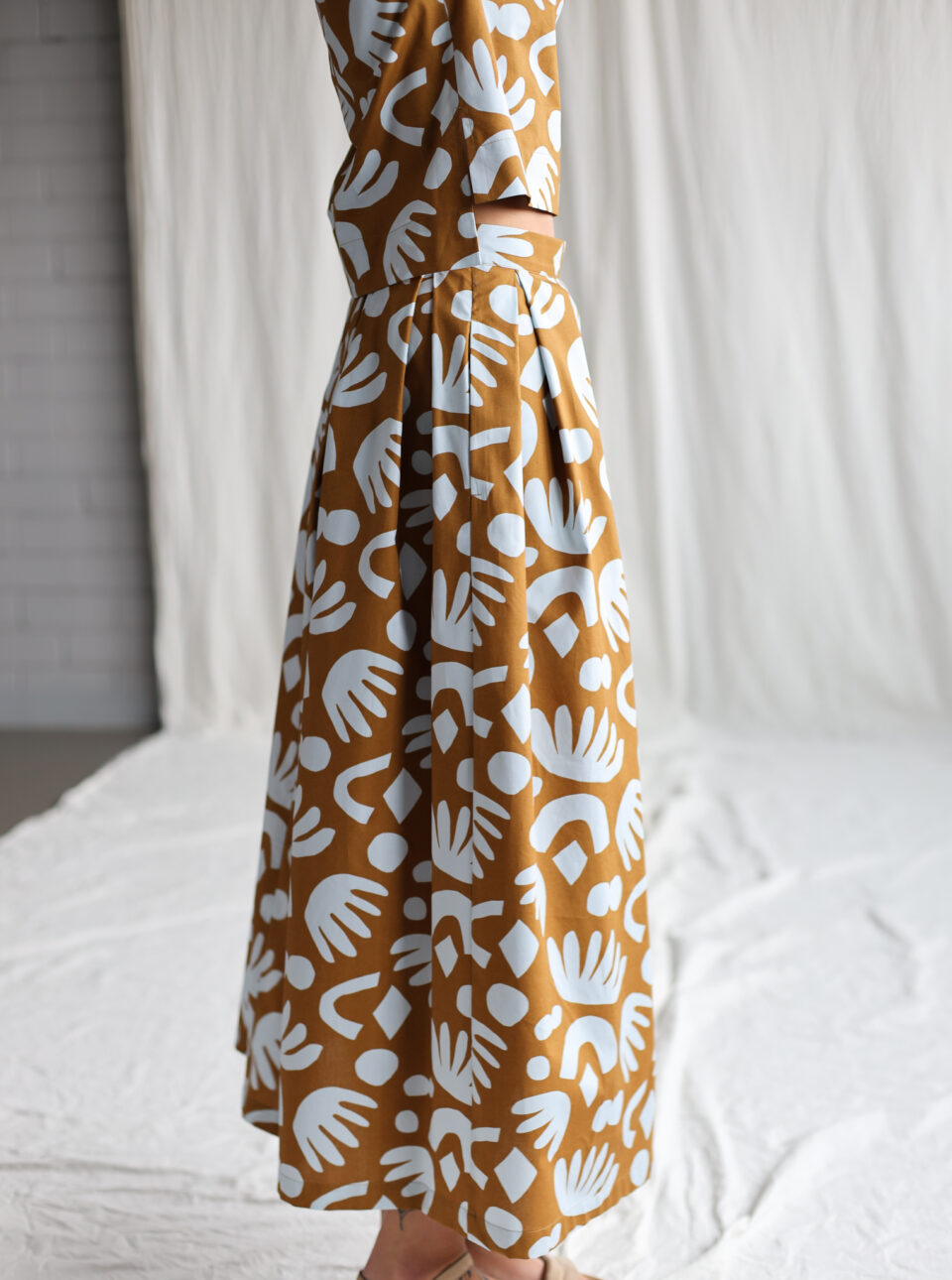 Abstract print cotton pleated skirt | Skirt | Sustainable clothing | OffOn clothing