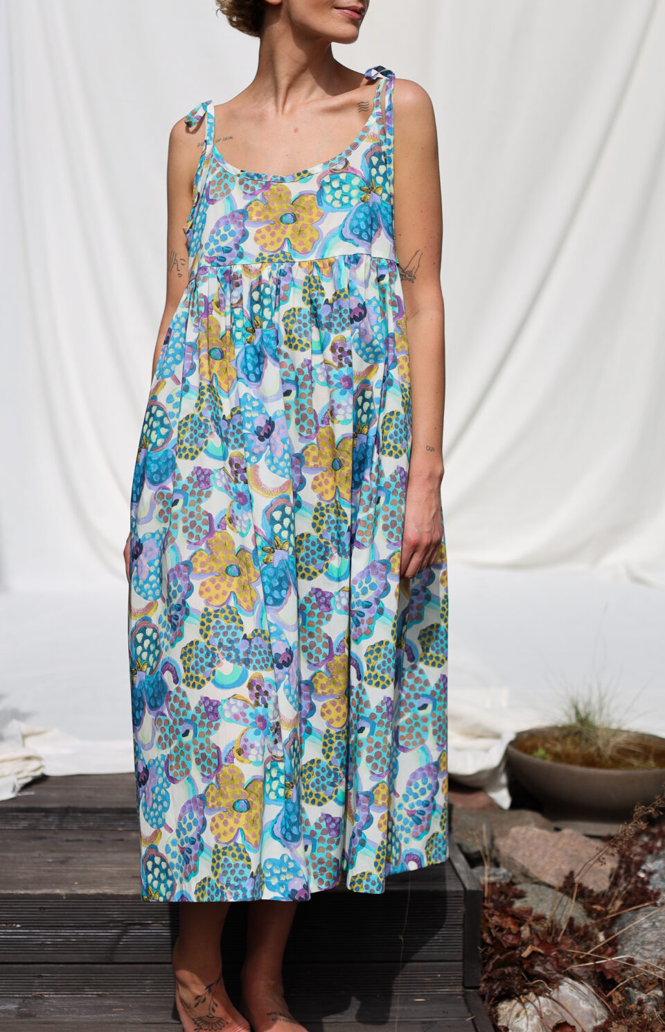 Loose tie strap sundress in floral silky cotton | Dress | Sustainable clothing | OffOn clothing