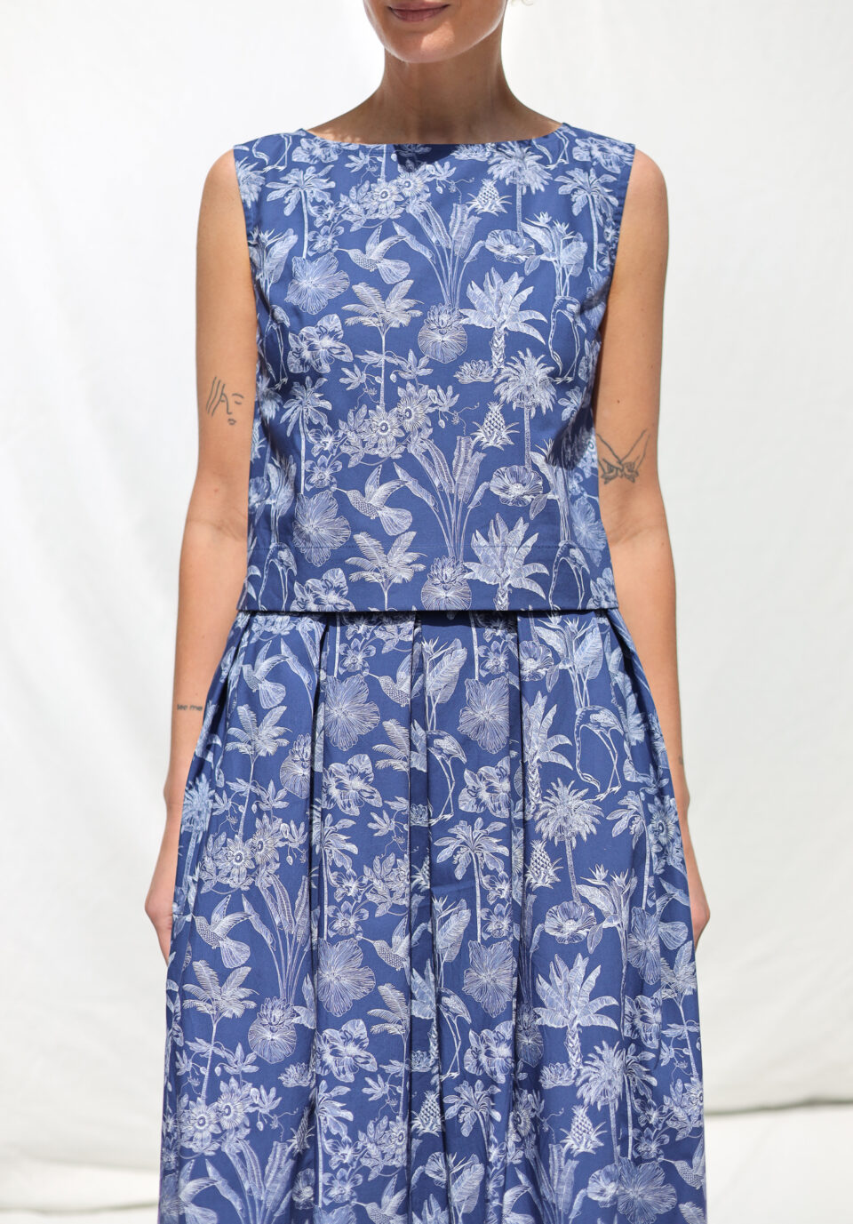 Piccadilly poplin cotton sleeveless cropped top Darwin's Journey blue print | Top | Sustainable clothing | OffOn clothing