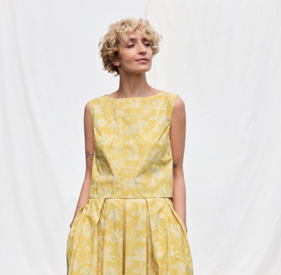 Piccadilly poplin cotton sleeveless cropped top Darwin's Journey yellow print | Top | Sustainable clothing | OffOn clothing