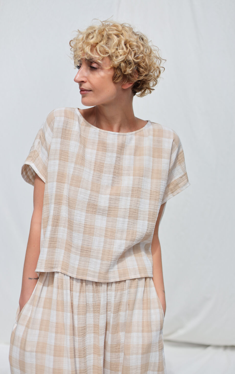 Oversized top in beige double gauze checks | Top | Sustainable clothing | OffOn clothing