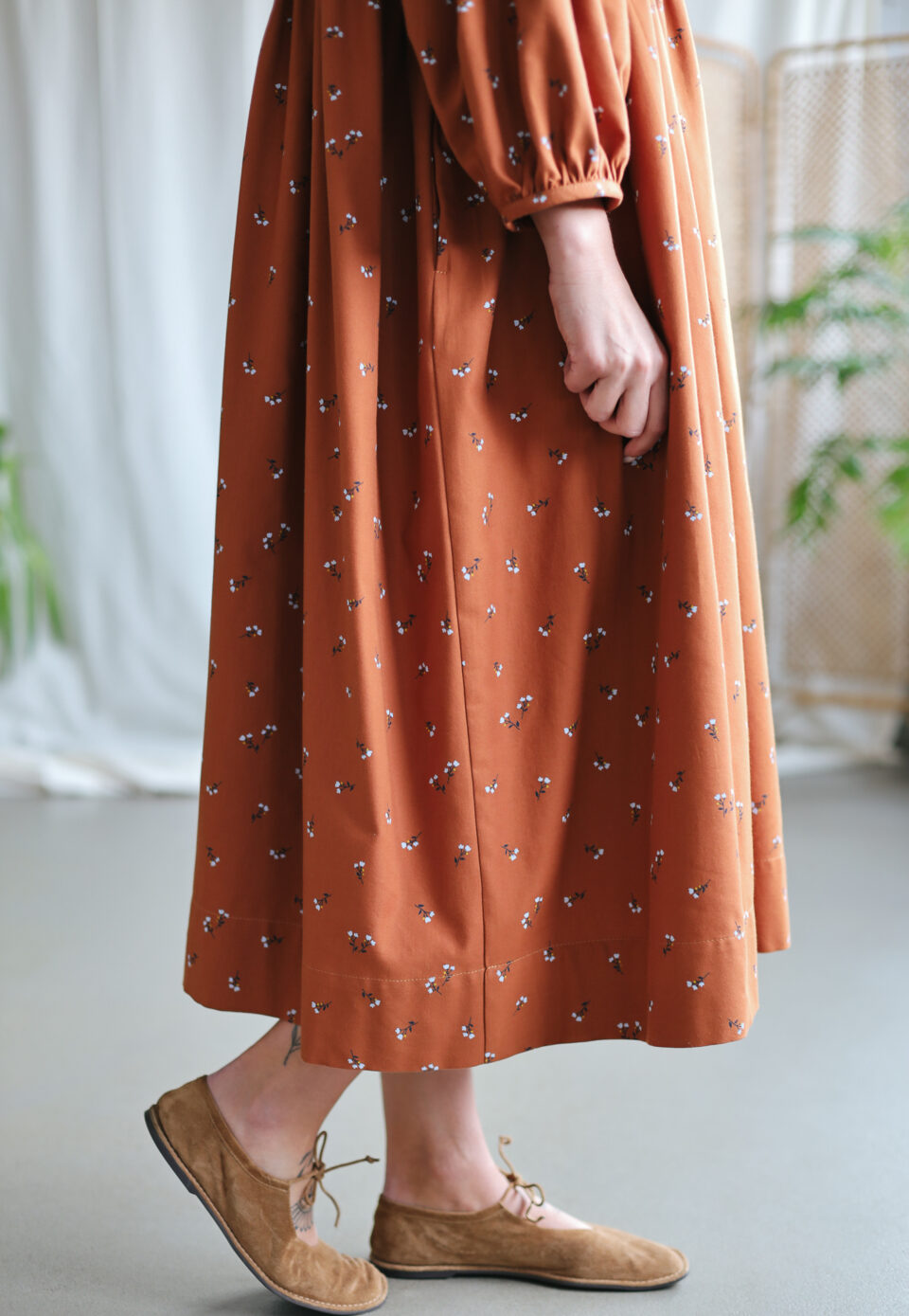 Floral long dropped sleeves dress GRETA in caramel cotton - Image 1