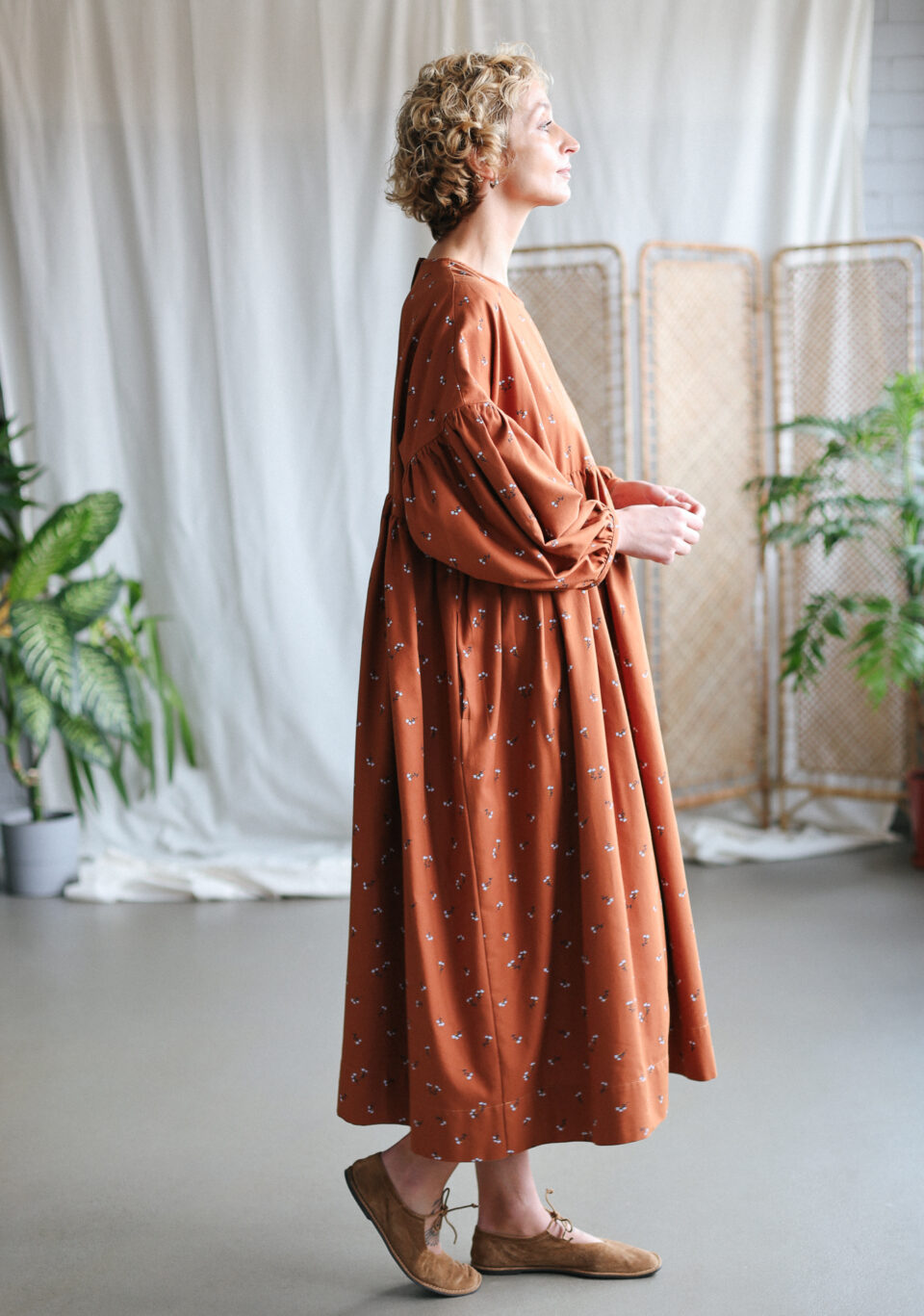 Floral long dropped sleeves dress GRETA in caramel cotton - Image 3