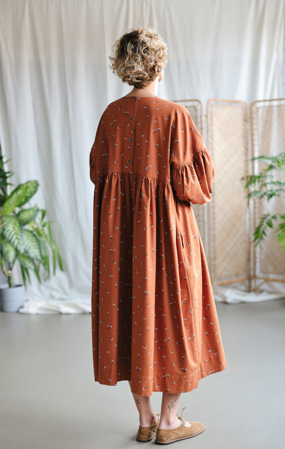 Floral long dropped sleeves dress GRETA in caramel cotton - Image 2