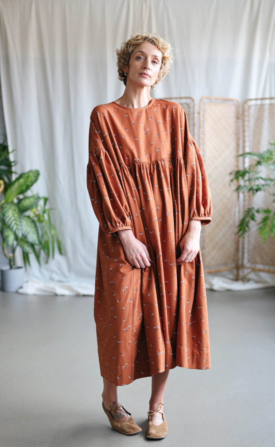 Floral long dropped sleeves dress GRETA in caramel cotton - Image 4