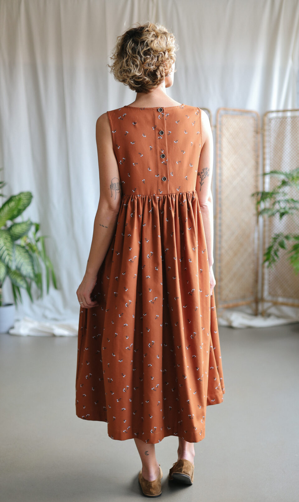 Sleeveless caramel floral smock dress - Image 3