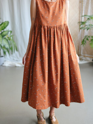 Sleeveless caramel floral smock dress | Dress | Sustainable clothing | OffOn clothing