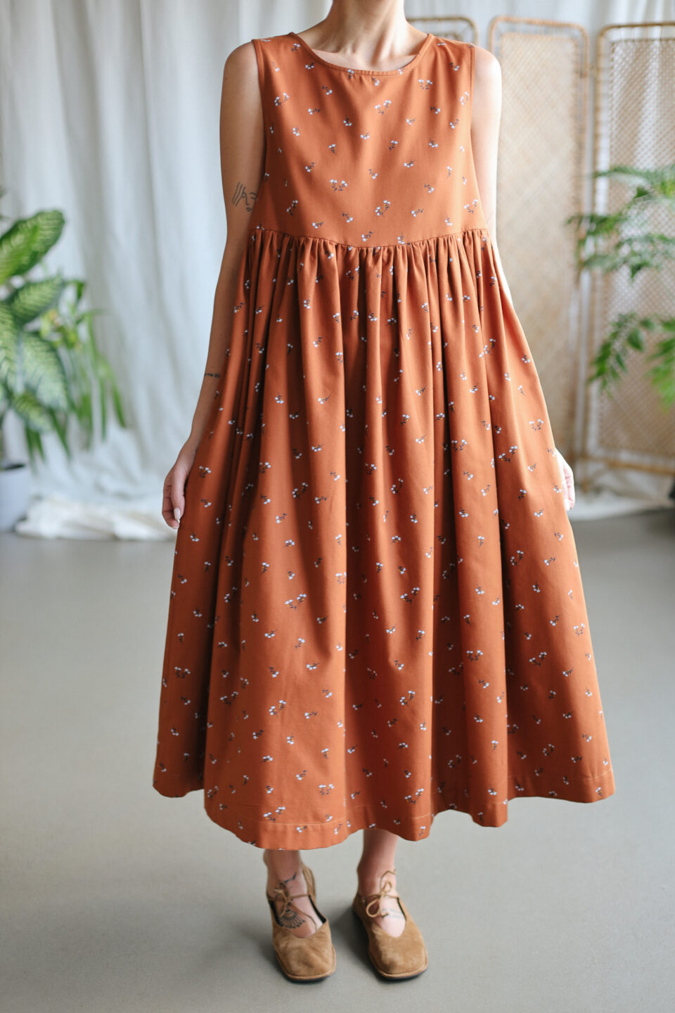 Sleeveless caramel floral smock dress | Dress | Sustainable clothing | OffOn clothing