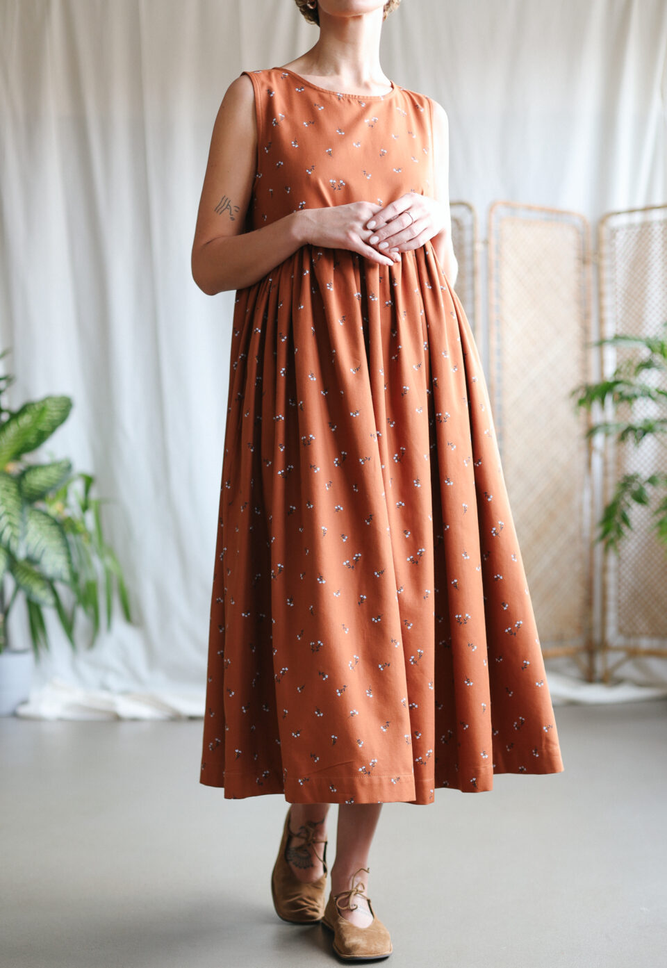 Sleeveless caramel floral smock dress