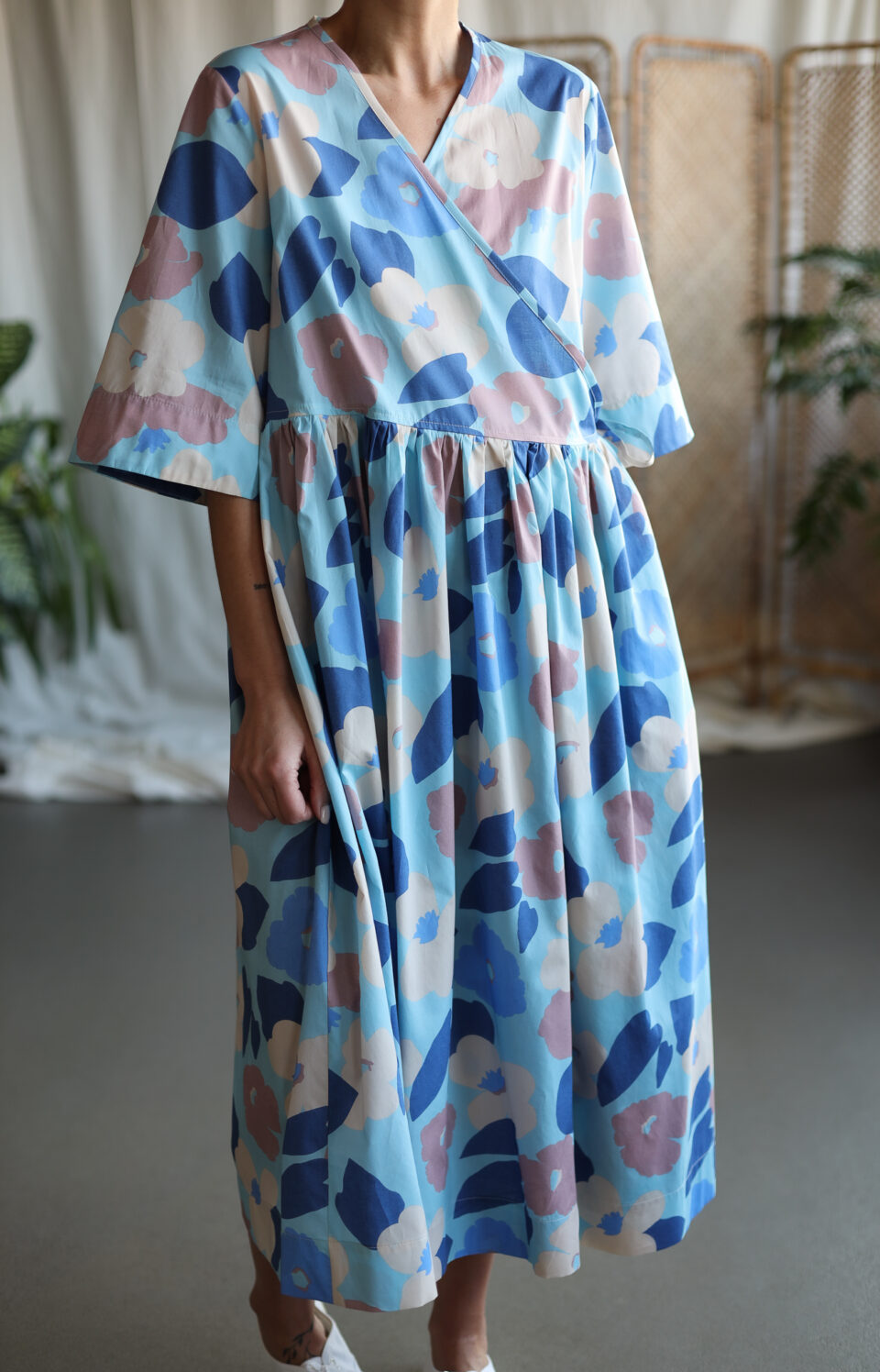 Loose floral print wrap dress with gathered skirt - Image 2