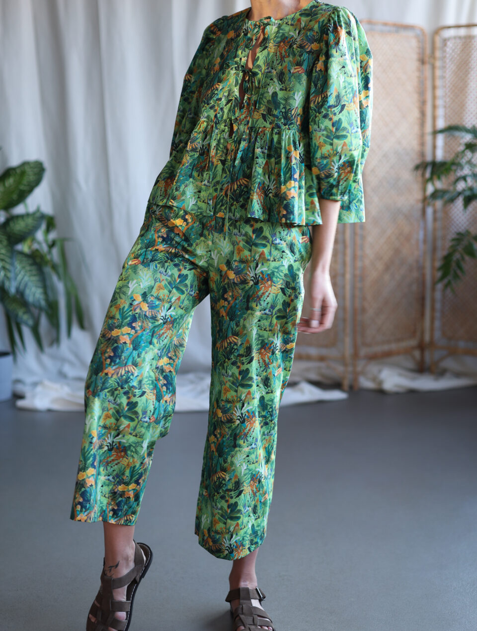 Wide leg elasticated waist pants in floral print - Image 2