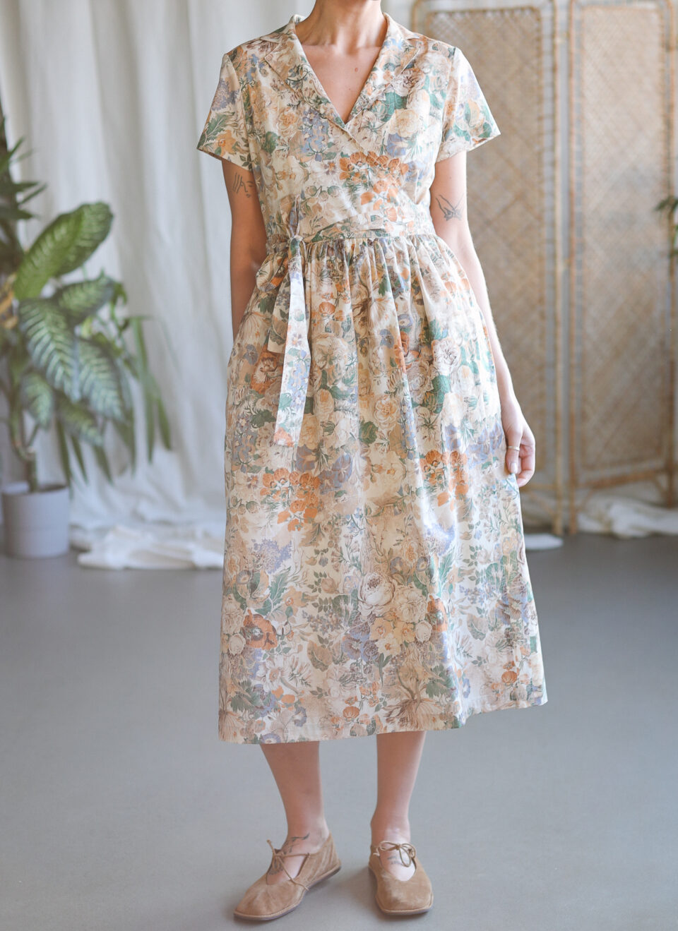 Flattering warp dress with revere collar in Peony Parchment print cotton - Image 2