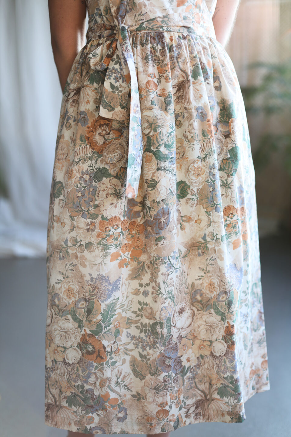 Flattering warp dress with revere collar in Peony Parchment print cotton - Image 3