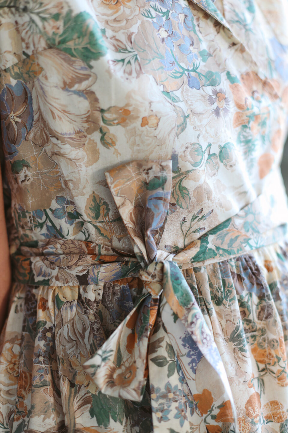 Flattering warp dress with revere collar in Peony Parchment print cotton - Image 4