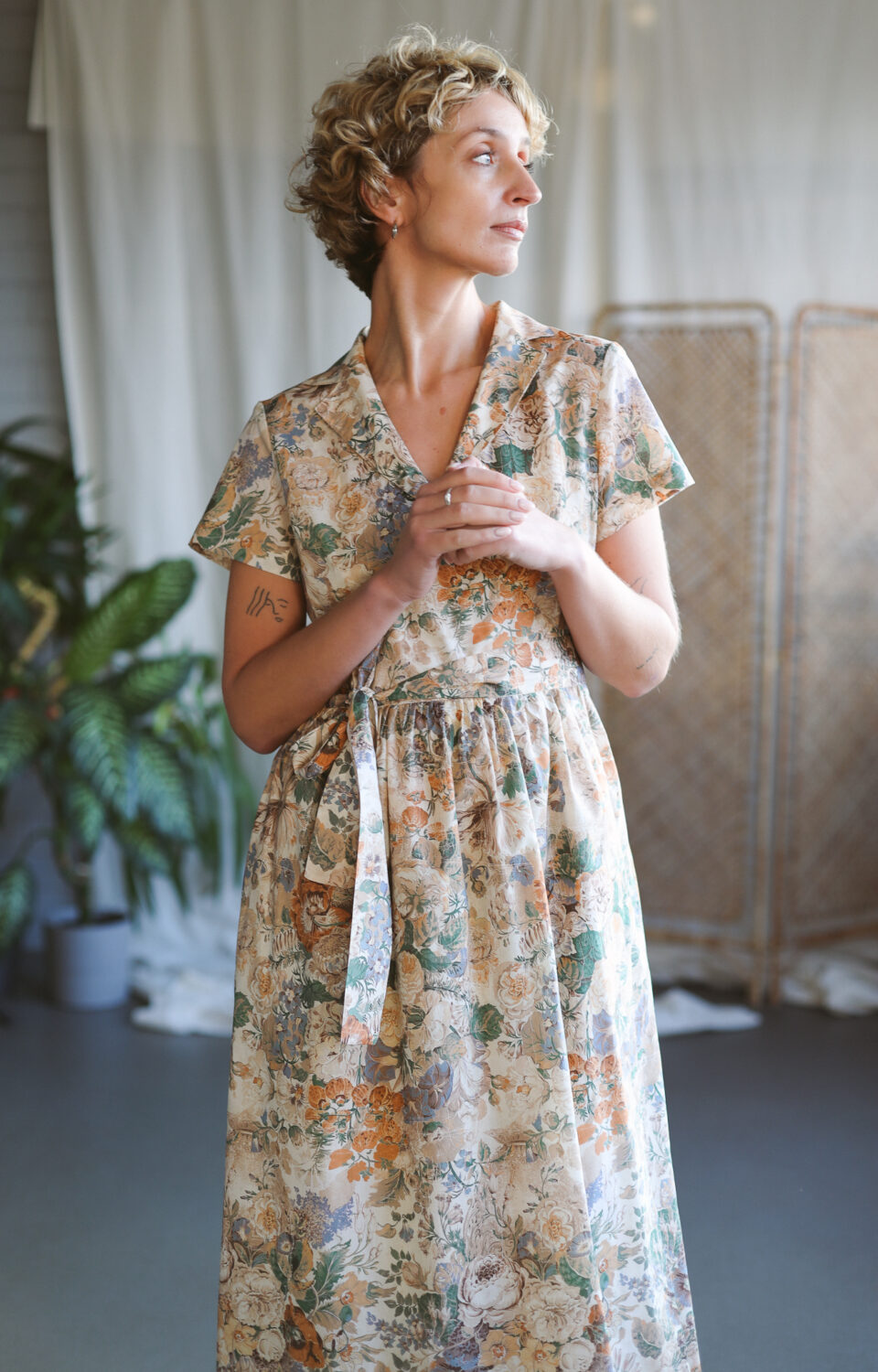 Flattering warp dress with revere collar in Peony Parchment print cotton - Image 5