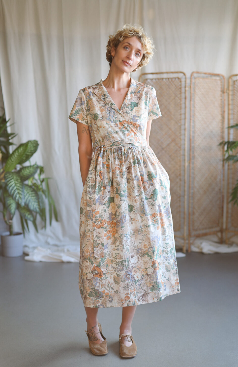 Flattering warp dress with revere collar in Peony Parchment print cotton - Image 1