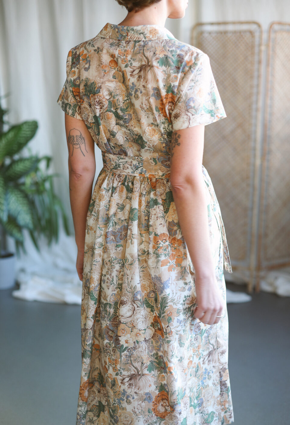 Flattering warp dress with revere collar in Peony Parchment print cotton - Image 6