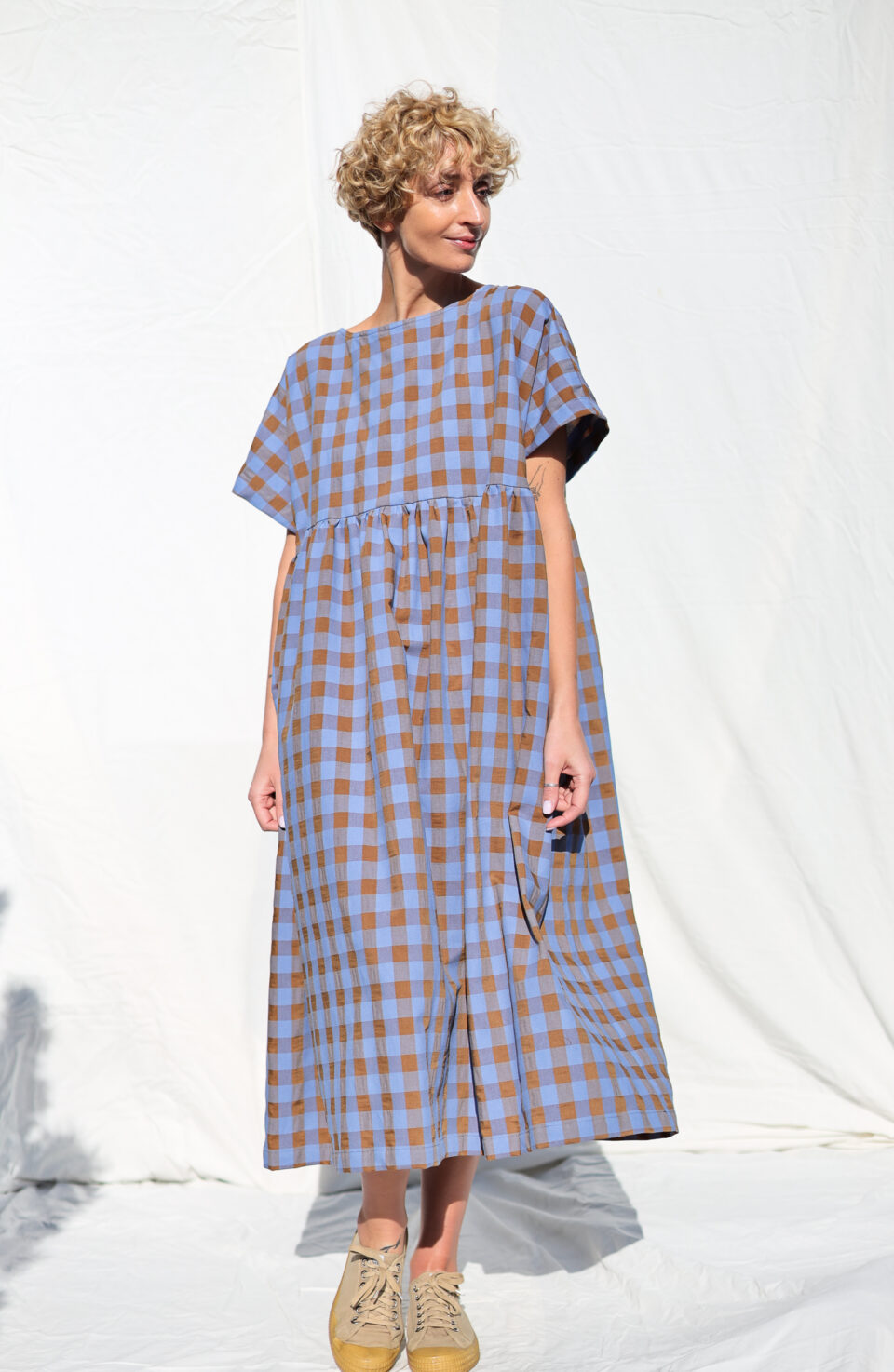 Oversized seersucker checks dress SILVINA in blue bonnet print - Image 1