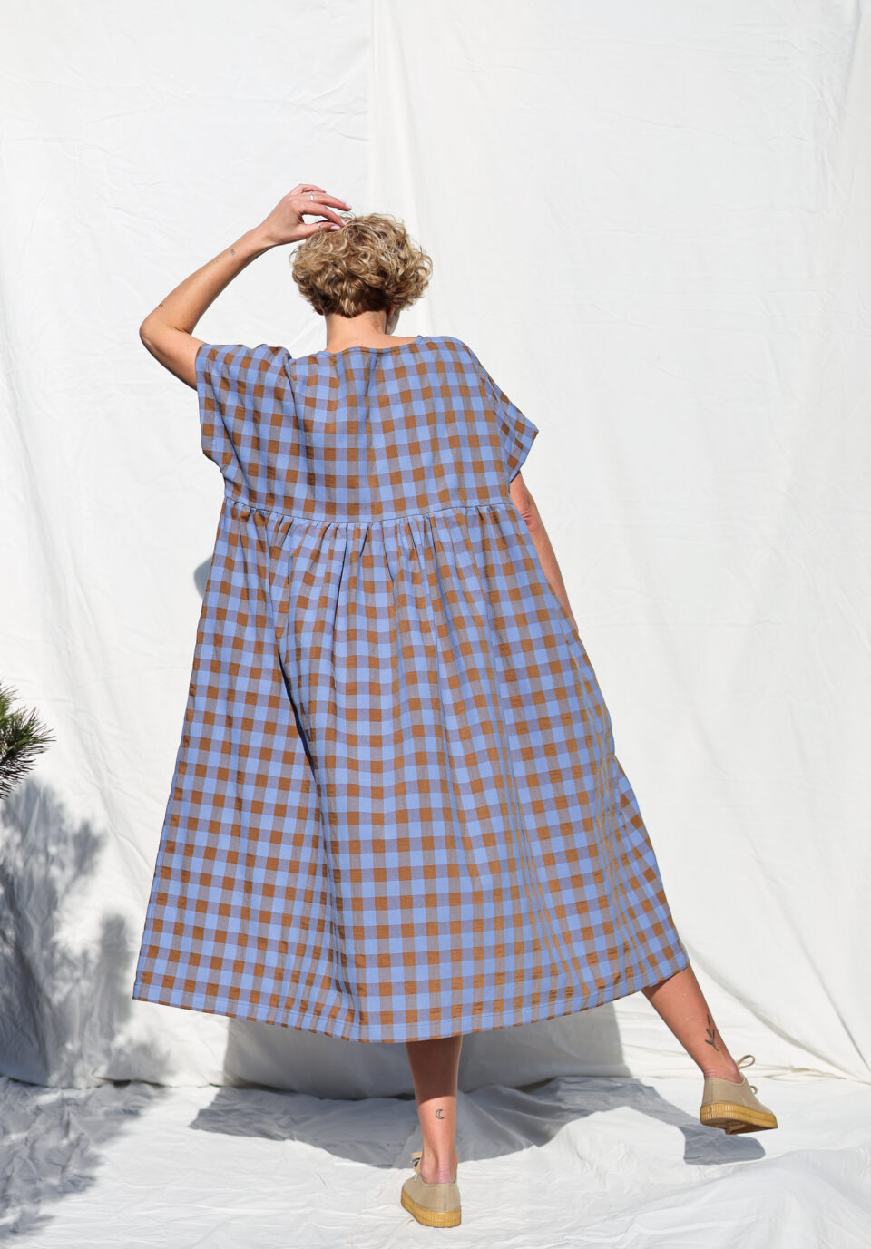 Oversized seersucker checks dress SILVINA in blue bonnet print - Image 4