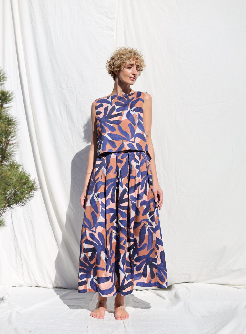 Abstract print cotton sleeveless cropped top - Image 1