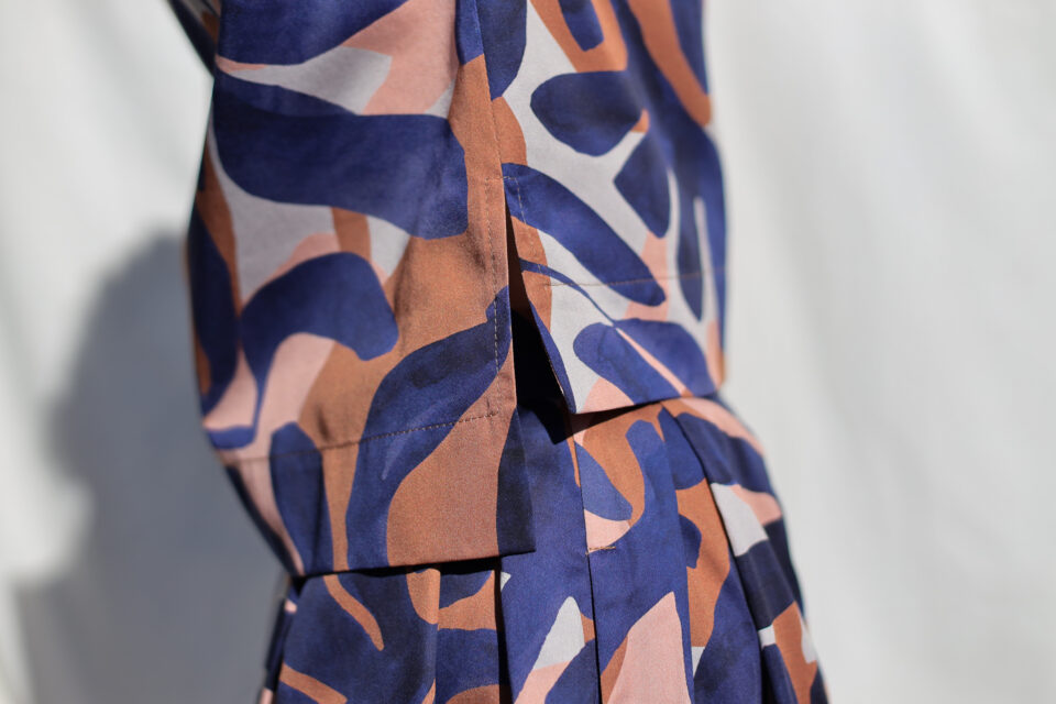 Abstract print cotton sleeveless cropped top - Image 3