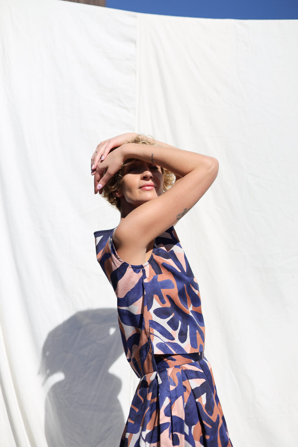 Abstract print cotton sleeveless cropped top - Image 4