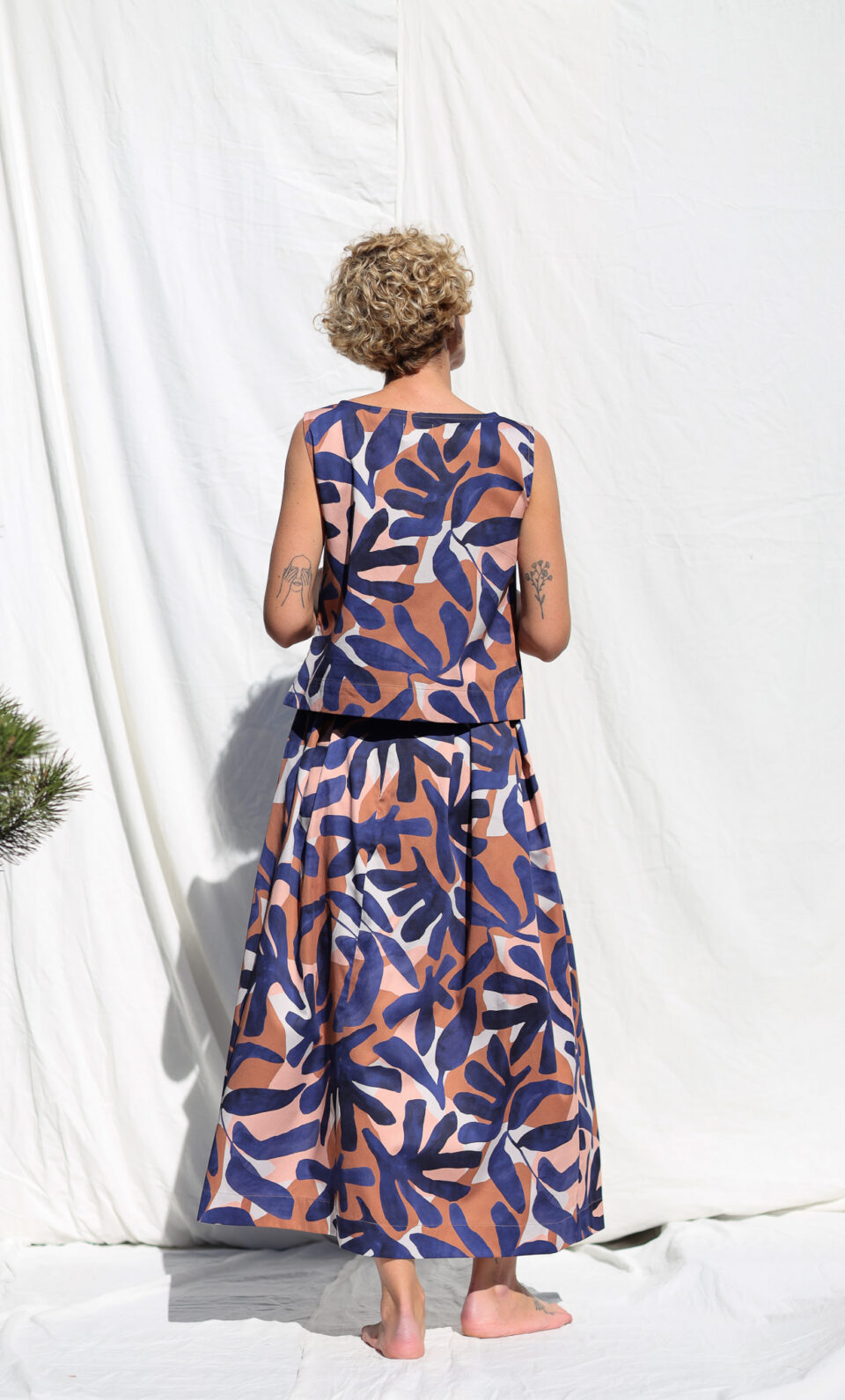 Abstract print cotton sleeveless cropped top - Image 5