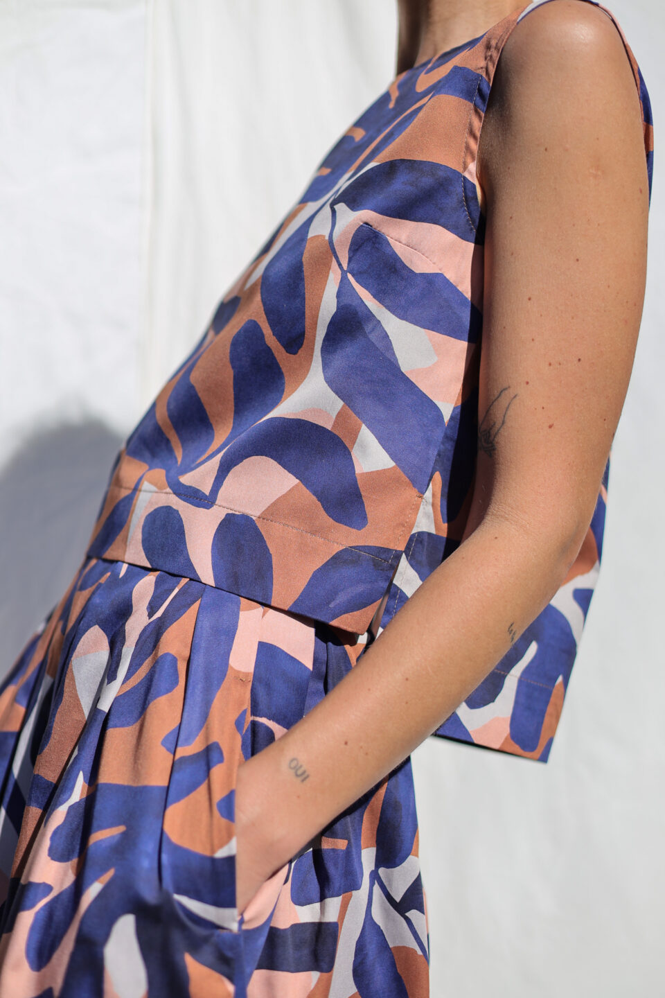 Abstract print cotton sleeveless cropped top - Image 6