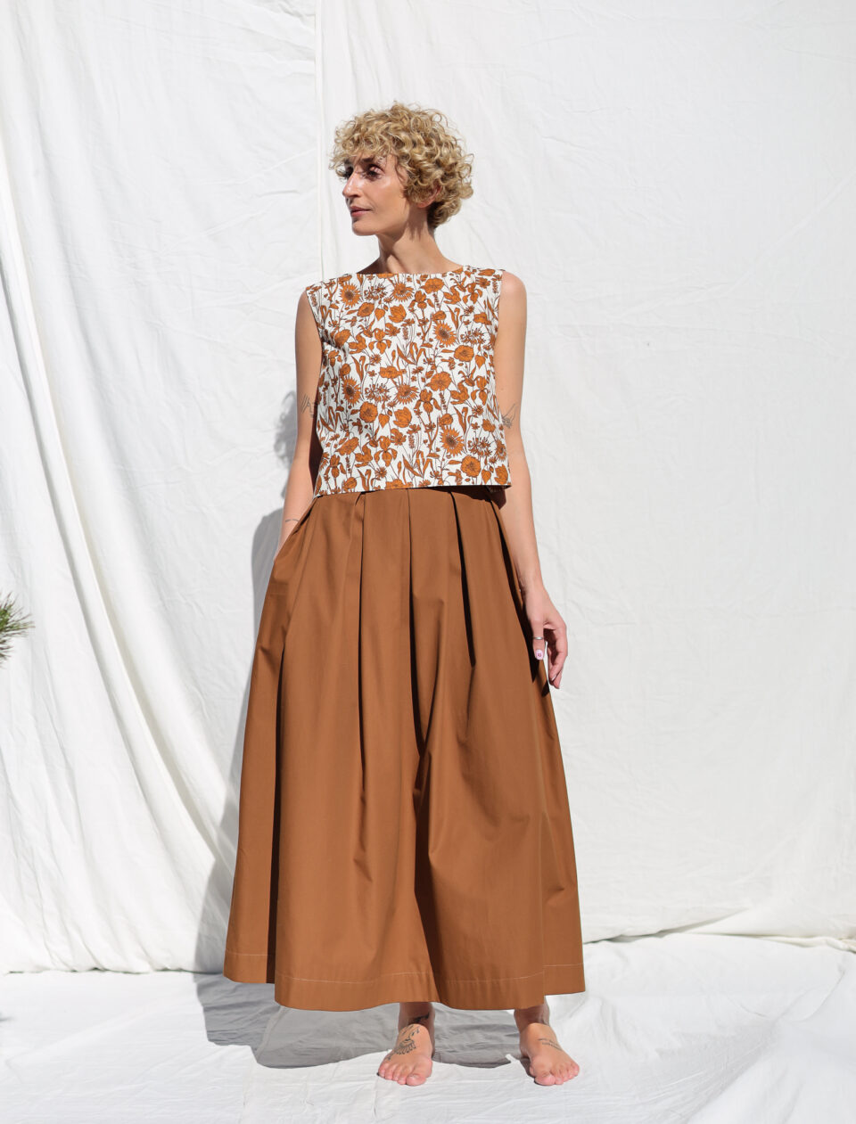 Organic cotton poplin pleated skirt in Tobacco color - Image 2
