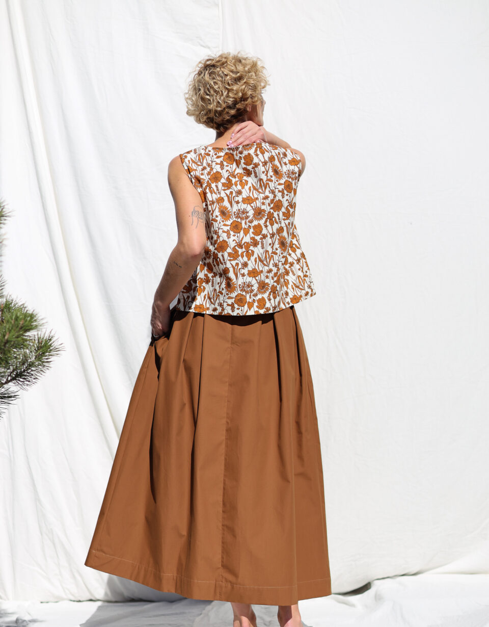 Organic cotton poplin pleated skirt in Tobacco color - Image 3