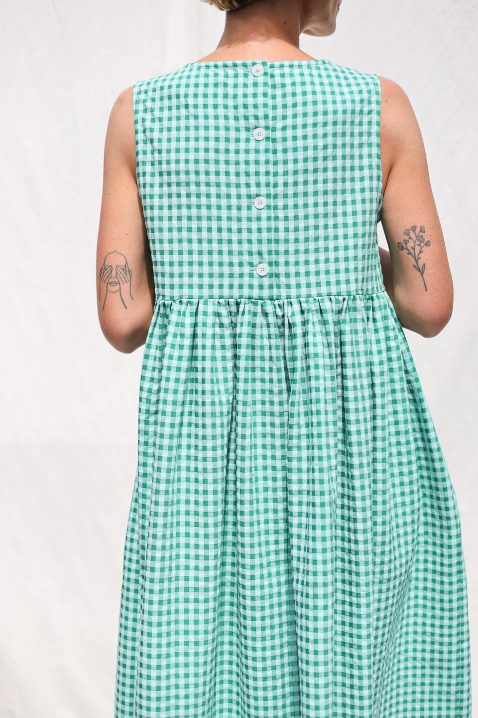 Sleeveless smock dress in jungle green seersucker checks - Image 2