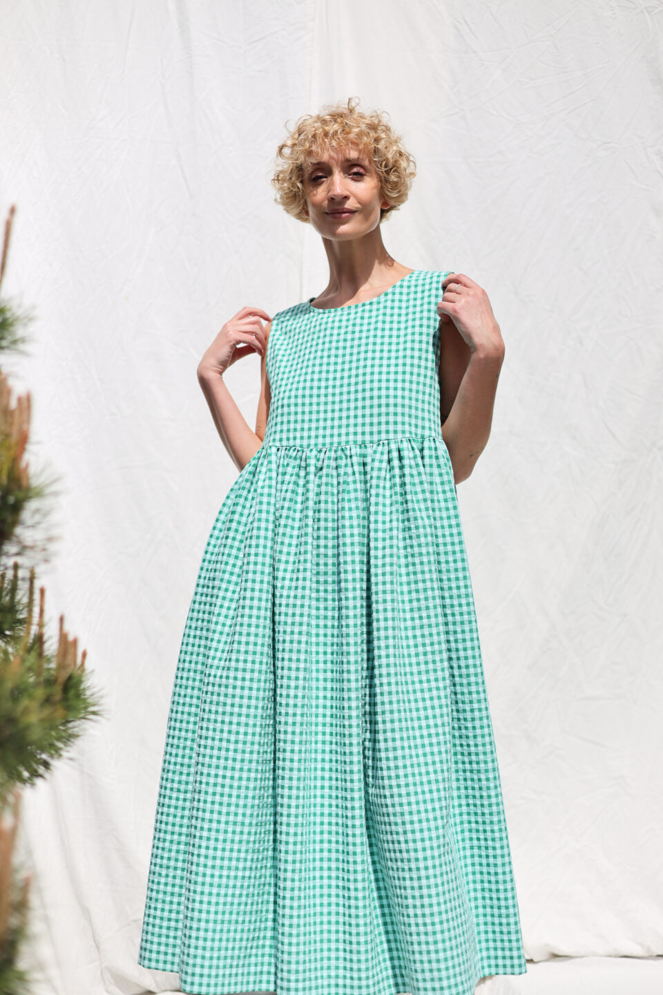 Sleeveless smock dress in jungle green seersucker checks - Image 4