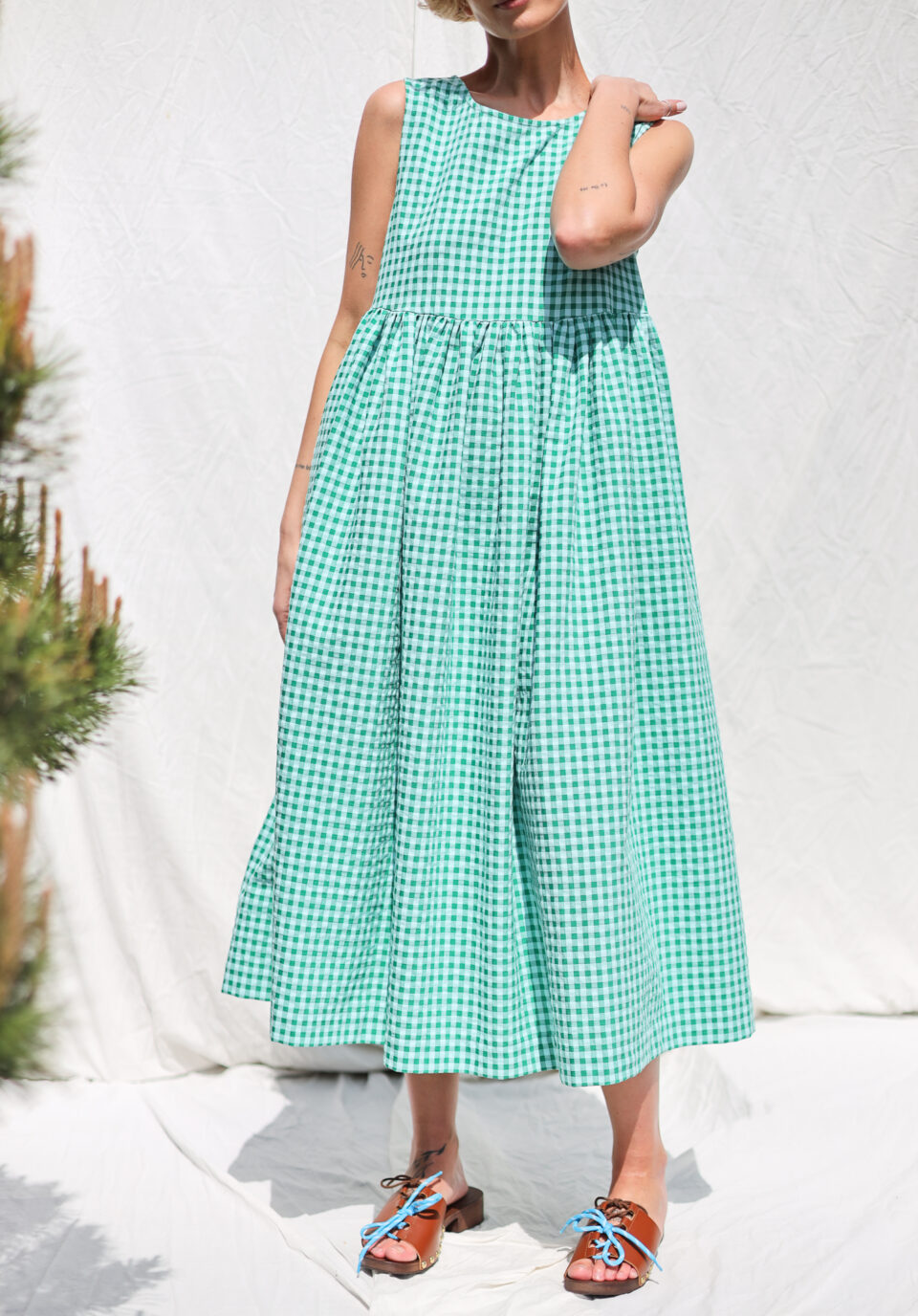 Sleeveless smock dress in jungle green seersucker checks - Image 5