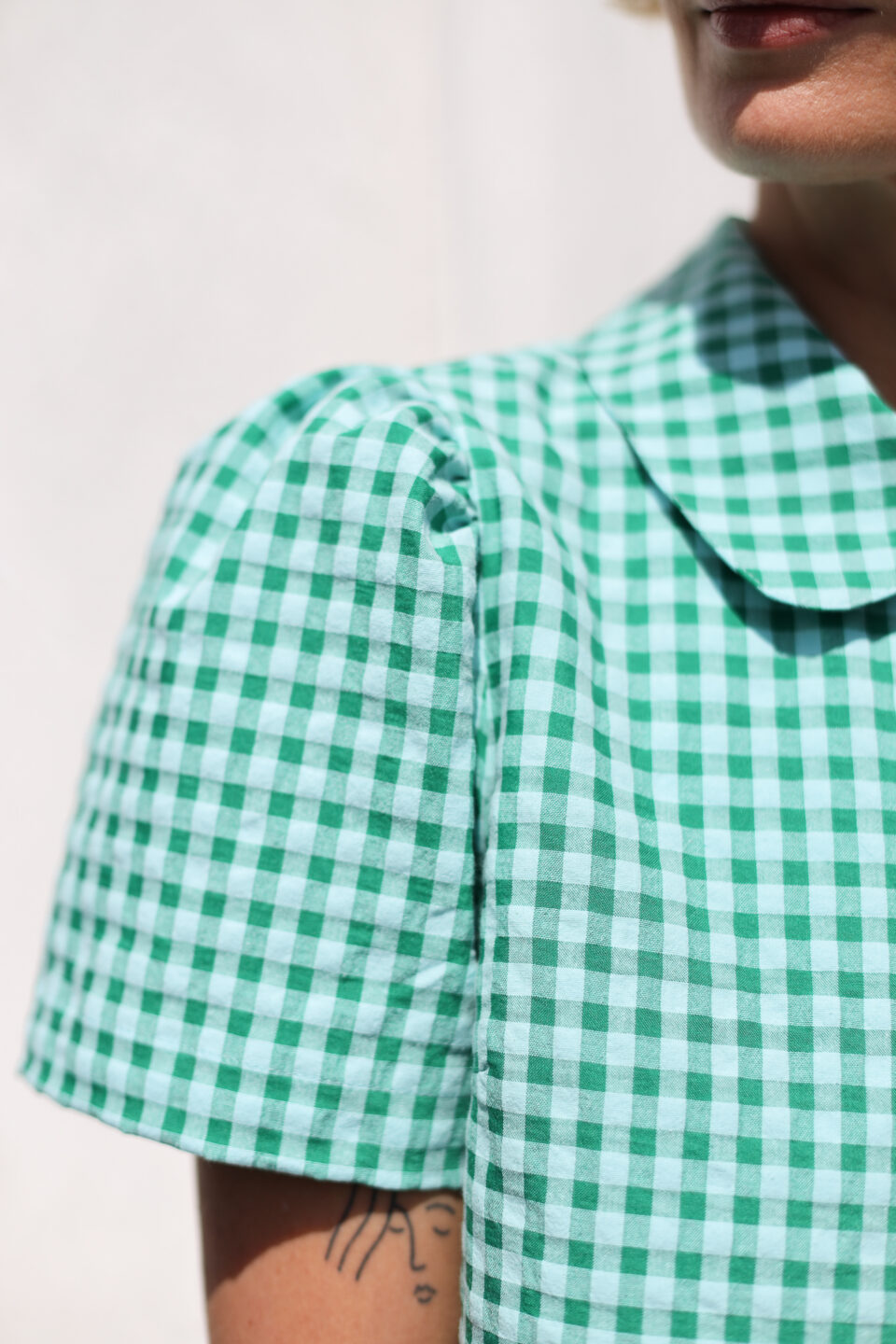 Peter Pan collar short sleeve blouse in jungle green seersucker checks - Image 3