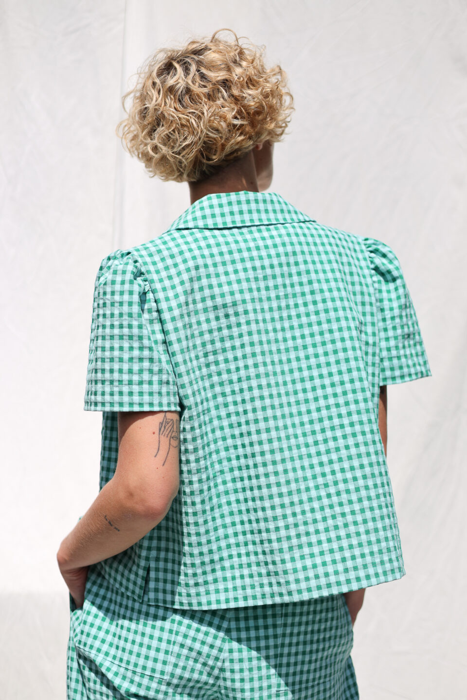Peter Pan collar short sleeve blouse in jungle green seersucker checks - Image 5