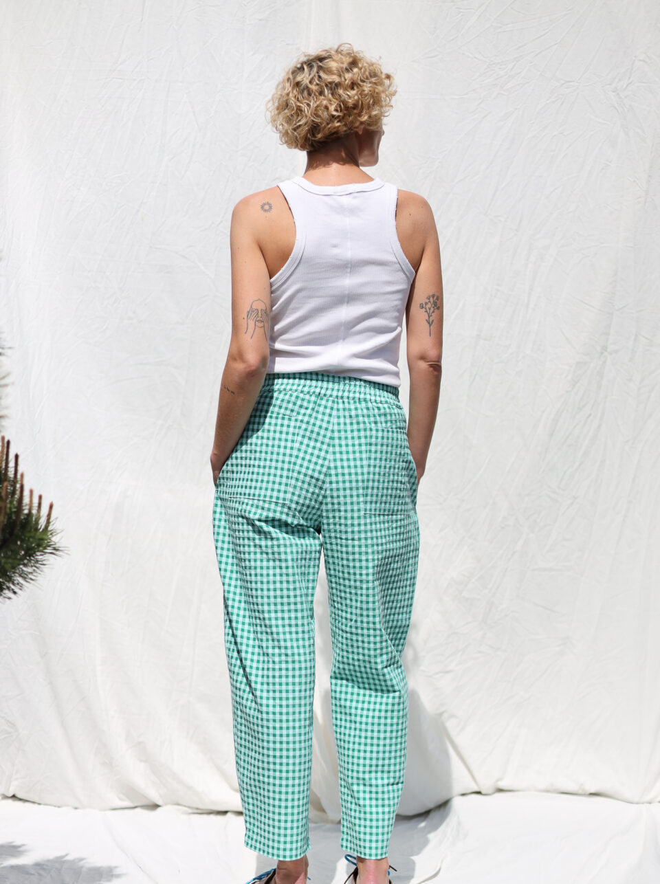 Balloon trousers VIVIAN in jungle green seersucker checks - Image 4