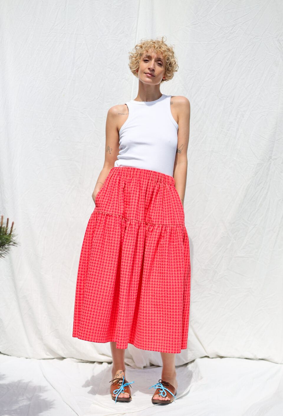 Elasticated waist Midi skirt in Glace cherry seersucker check - Image 1