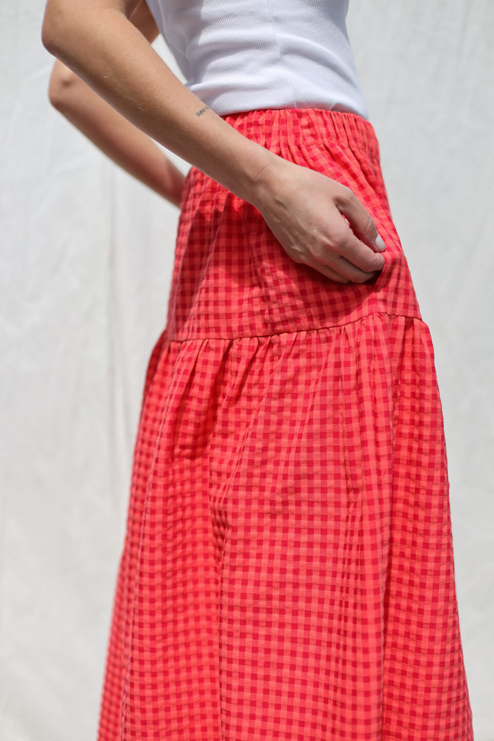 Elasticated waist Midi skirt in Glace cherry seersucker check - Image 3