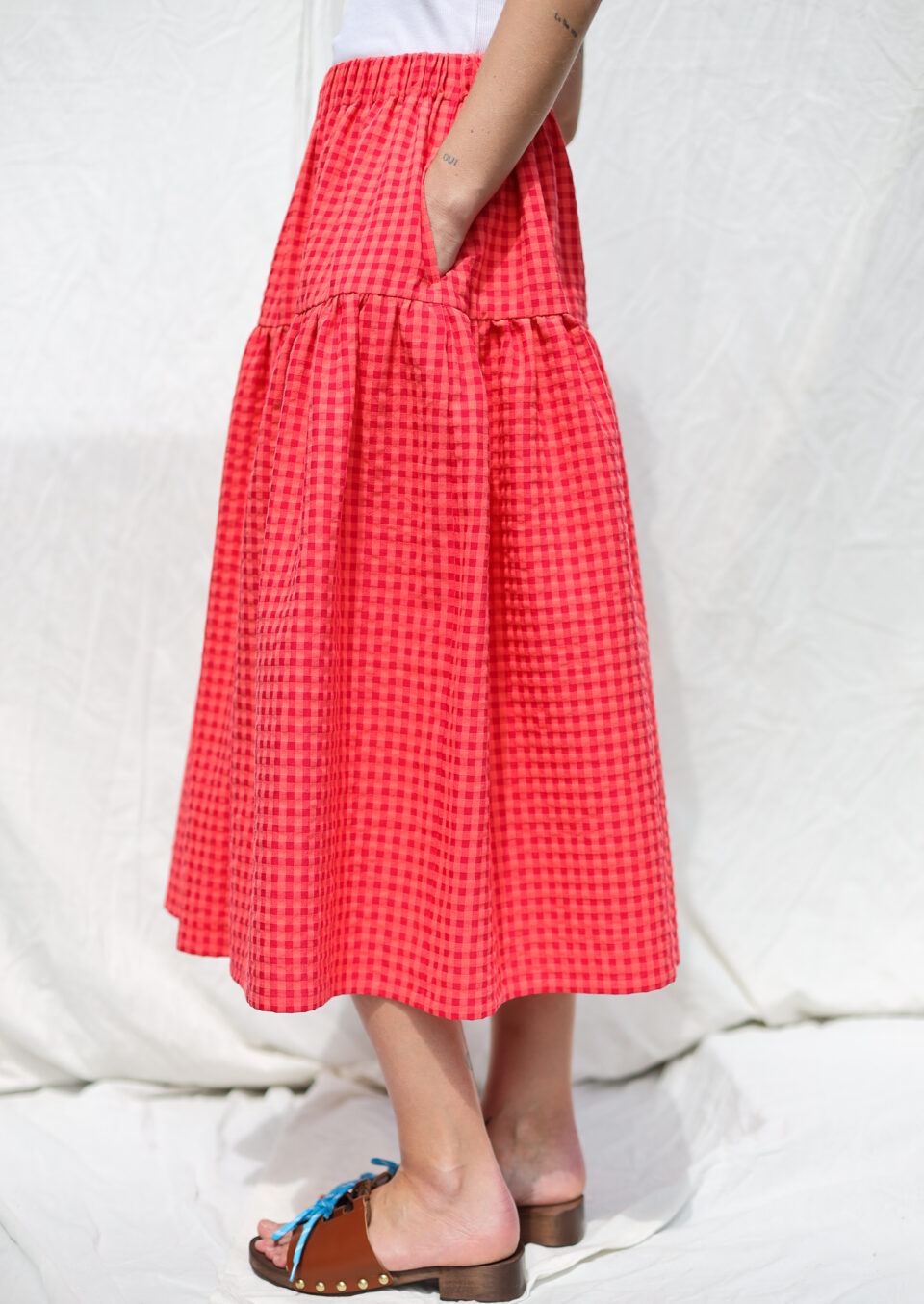 Elasticated waist Midi skirt in Glace cherry seersucker check - Image 4