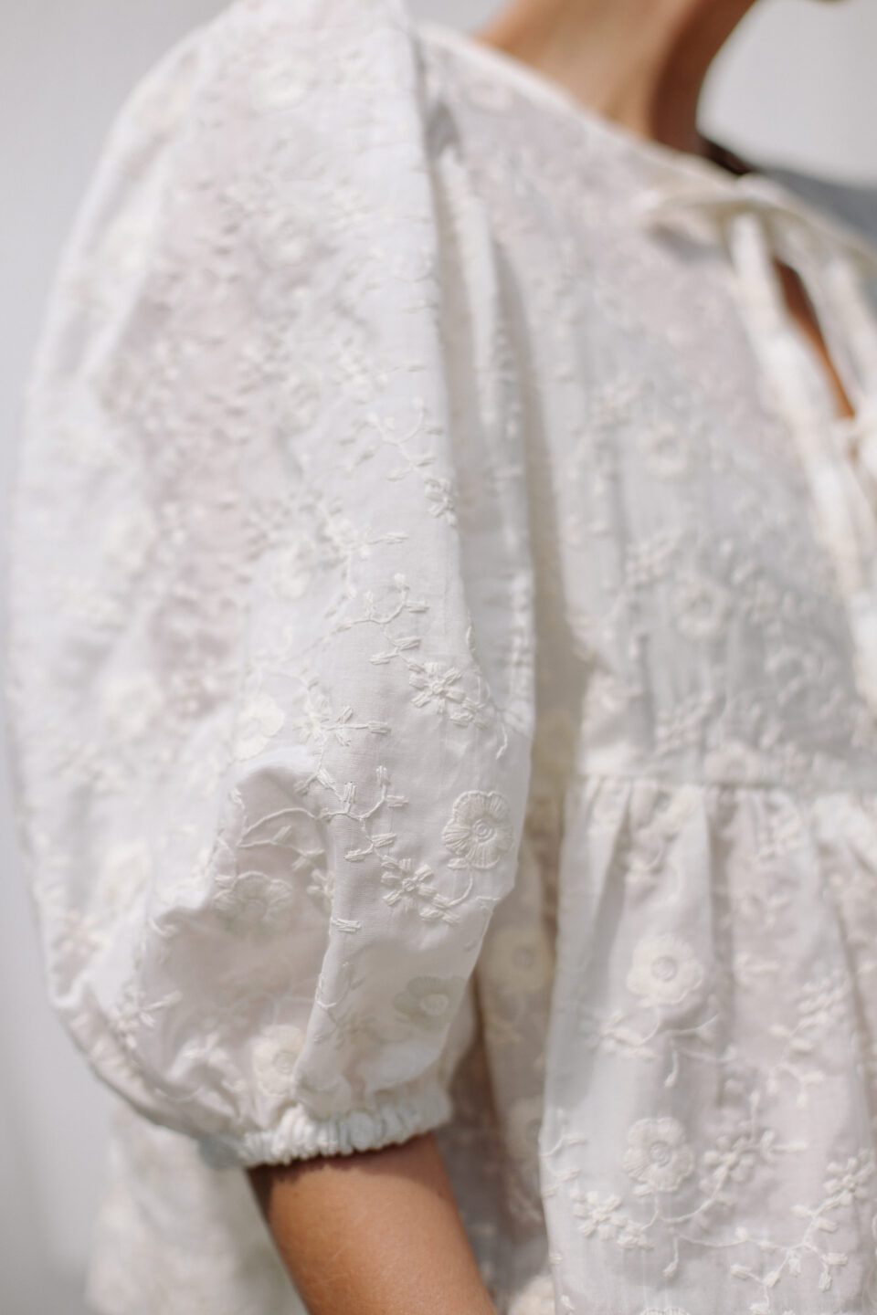 Embroidered silk and cotton puffy sleeves blouse with front ties SUNNY - Image 2